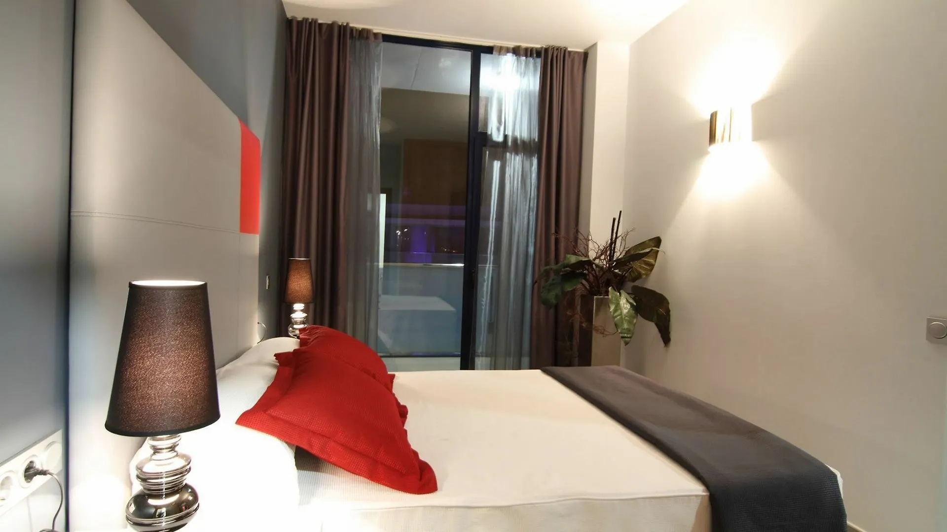 ****  Aparthotel Four Elements Suites Salou Espanha