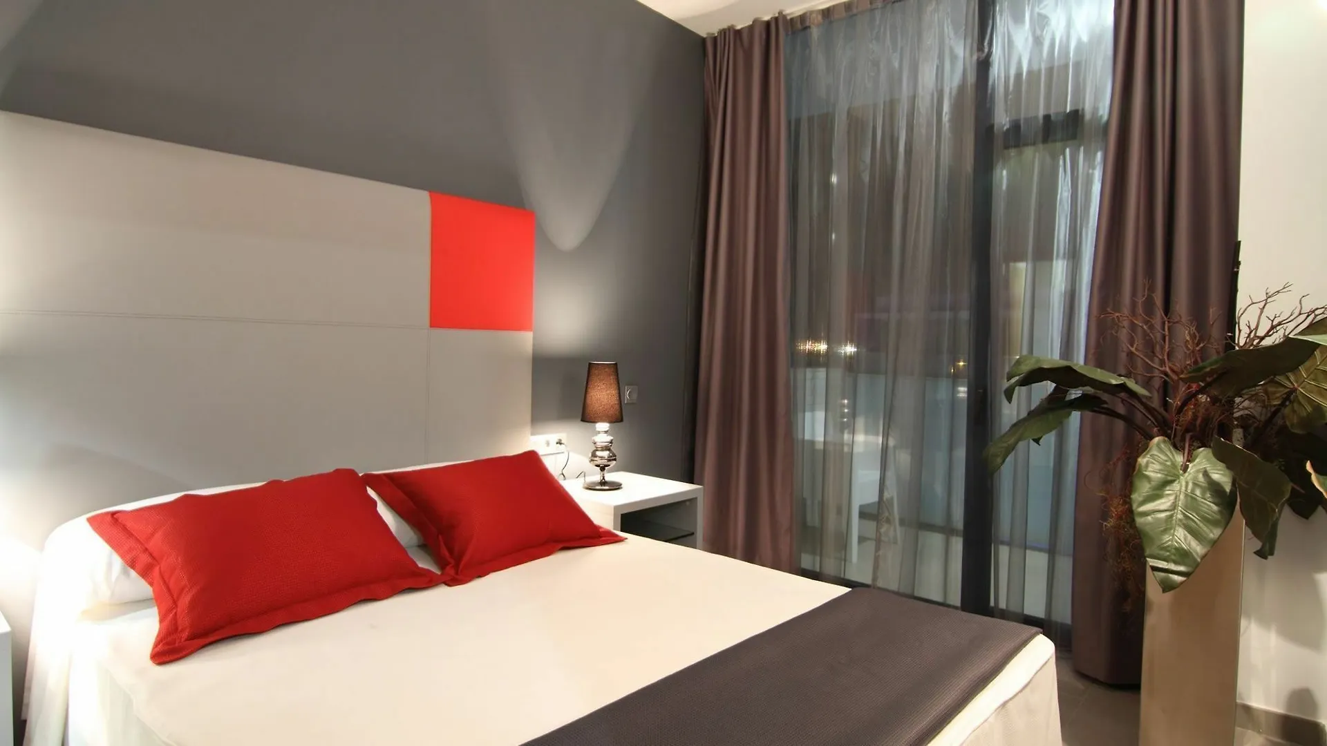 Aparthotel Four Elements Suites Salou