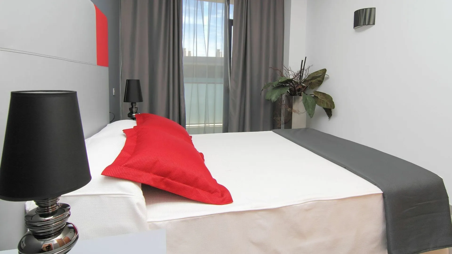 Aparthotel Four Elements Suites Salou