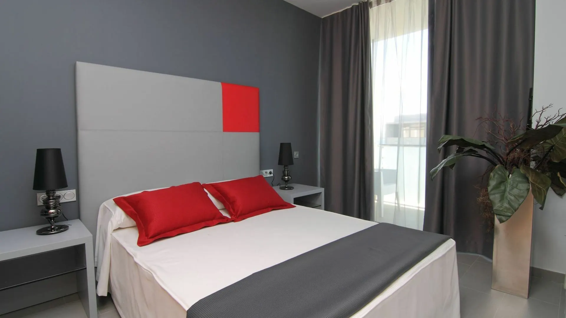 Aparthotel Four Elements Suites Salou